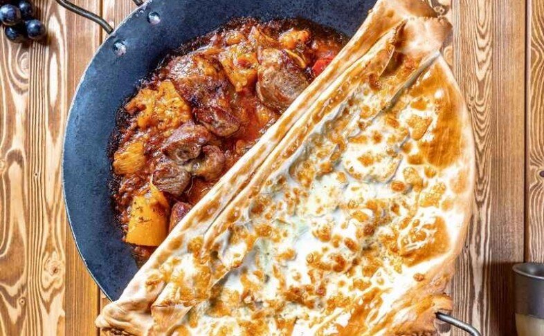 Садж с шашлыком из курицы с овощами