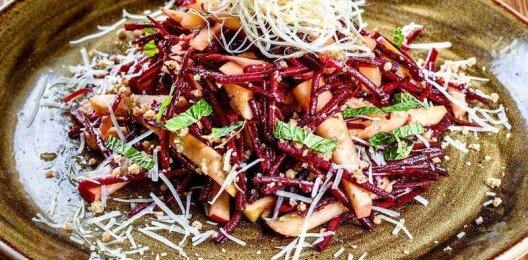 Салат из свеклы с копчеными сырами