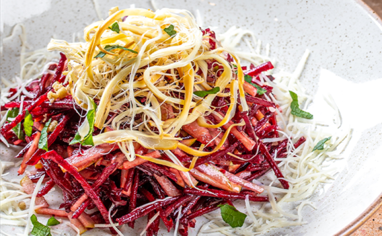 Салат из свеклы с копчеными сырами