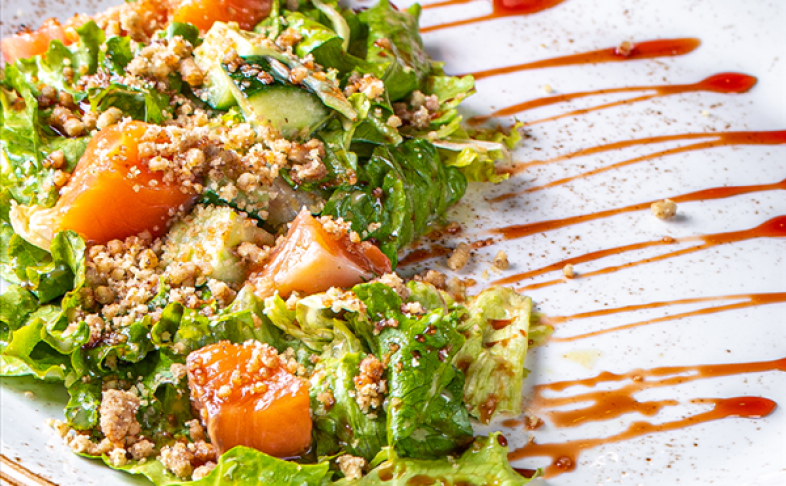 Микс салатов с слабосоленой семгой