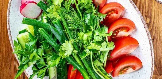 Овощная тарелка с зеленью