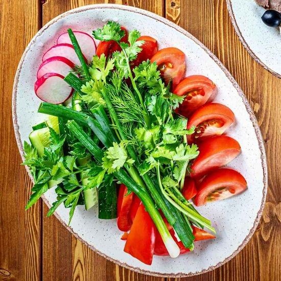 Овощная тарелка с зеленью