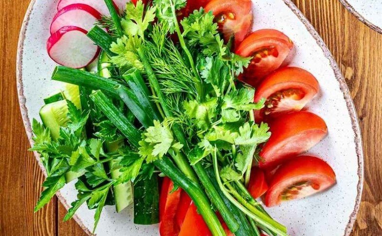 Овощная тарелка с зеленью