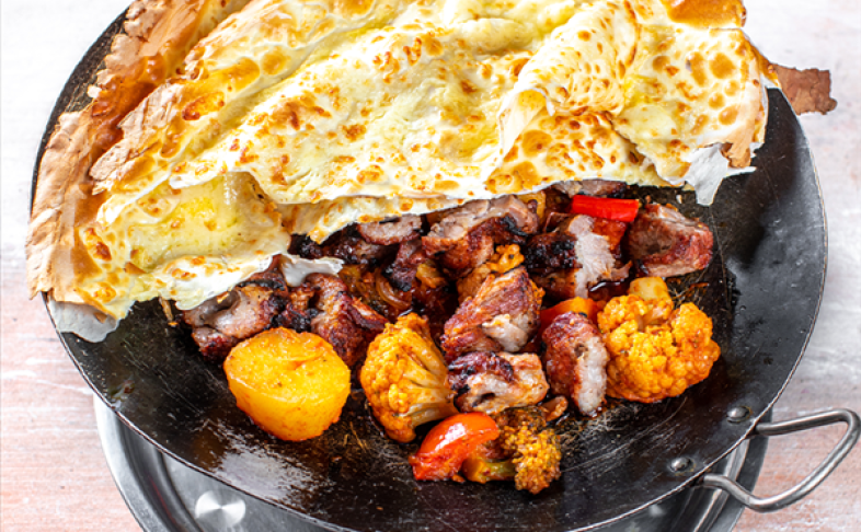 Садж с шашлыком из курицы с овощами