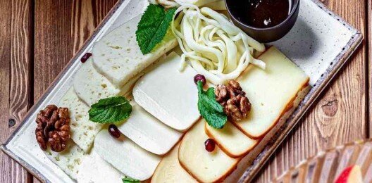 Тарелка любимых кавказских сыров