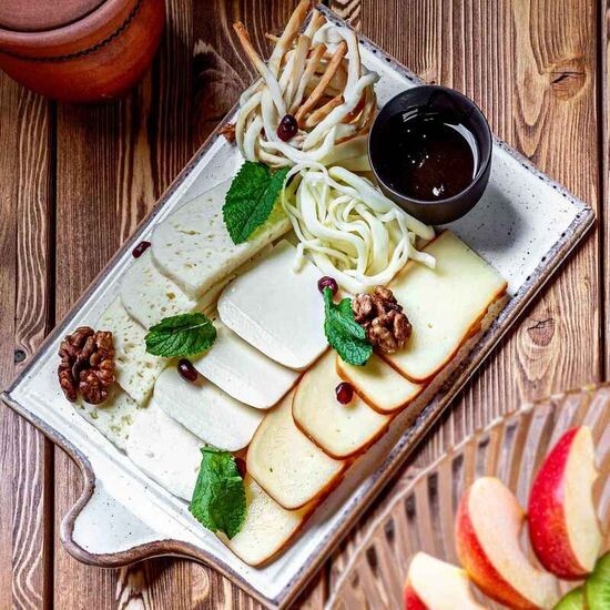 Тарелка любимых кавказских сыров