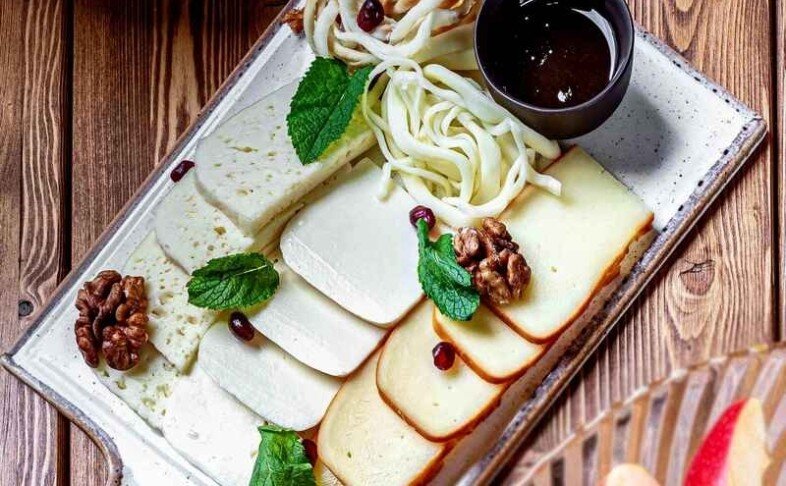 Тарелка любимых кавказских сыров