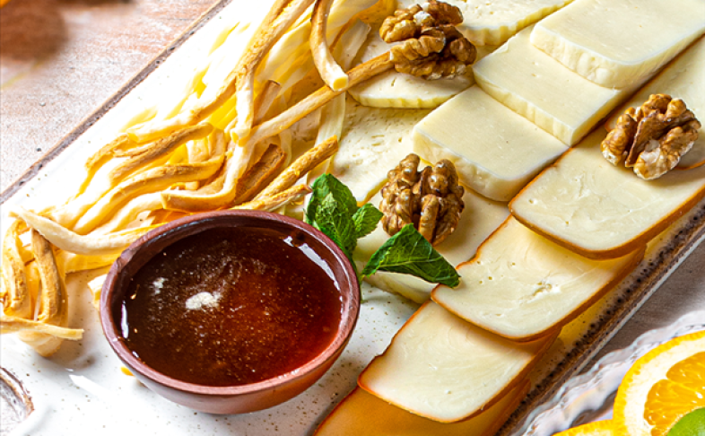 Тарелка любимых кавказских сыров