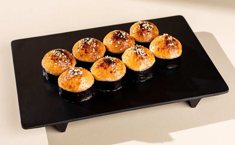 Ролл запеченный с лососем 300г