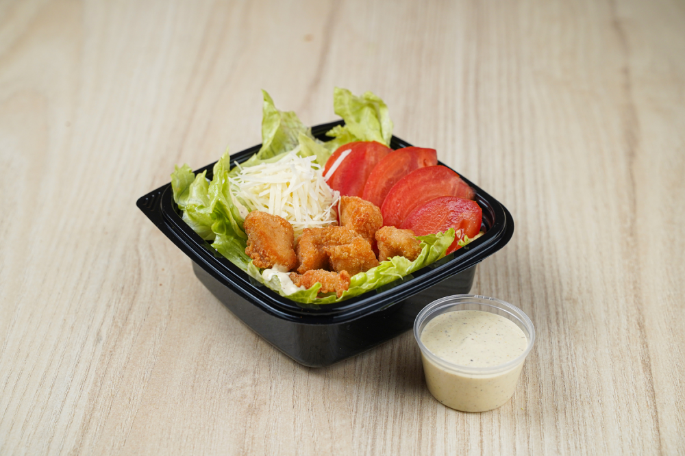 Салат Цезарь с куриным попкорном