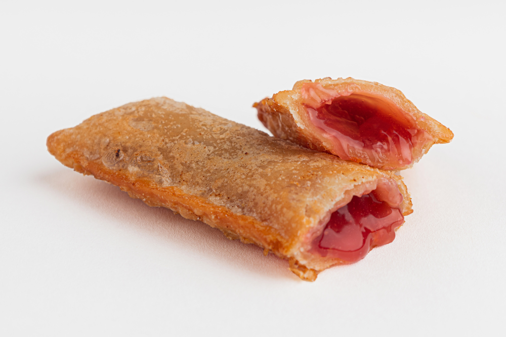 Сладкий пирожок с вишней