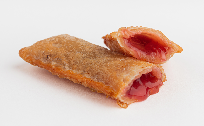 Сладкий пирожок с вишней