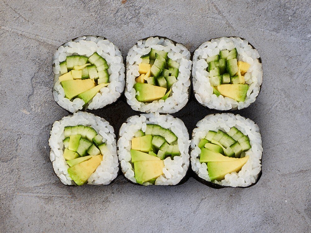 Ролл спайси с авокадо и огурцом