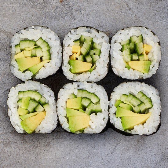 Ролл спайси с авокадо и огурцом