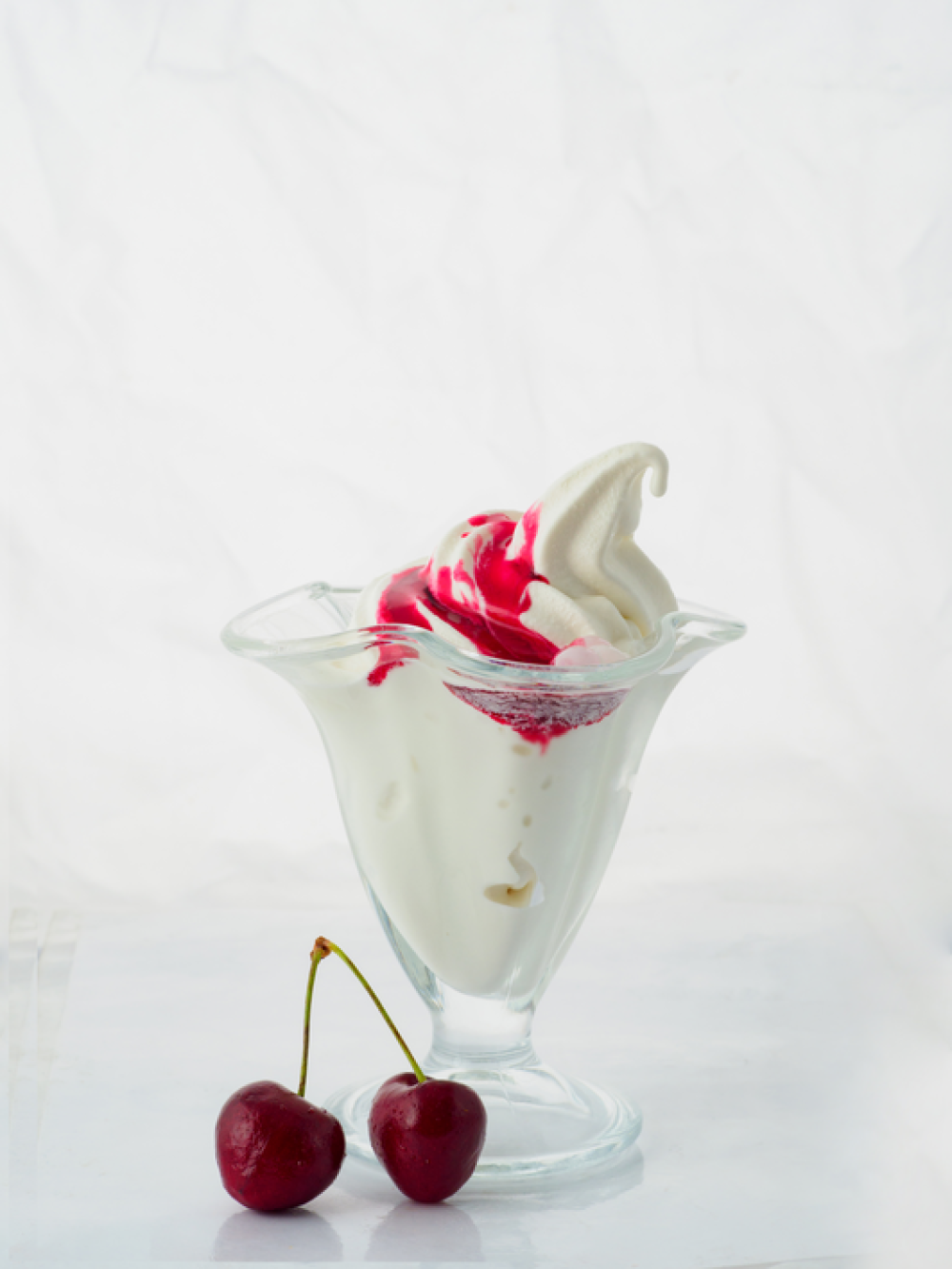 Мороженое с вишневым вареньем