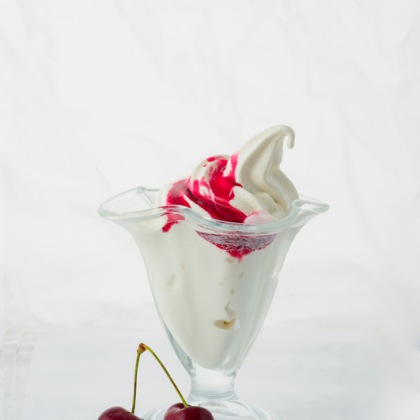 Мороженое с вишневым вареньем