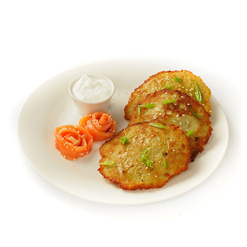 Деруны с форелью, творожным сыром и кунжутом