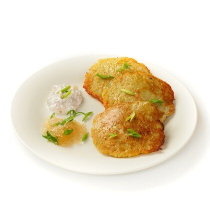 Драники  с щучьей икрой, копченой сметаной и зеленым луком