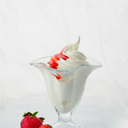 Мороженое с клубничным вареньем