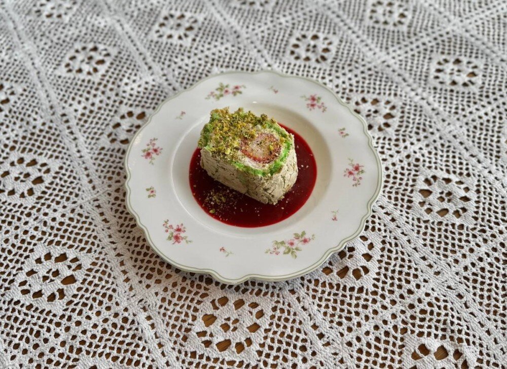 Меренговый рулет, с сезонными фруктами