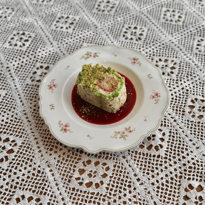 Фисташковый рулет с клубникой