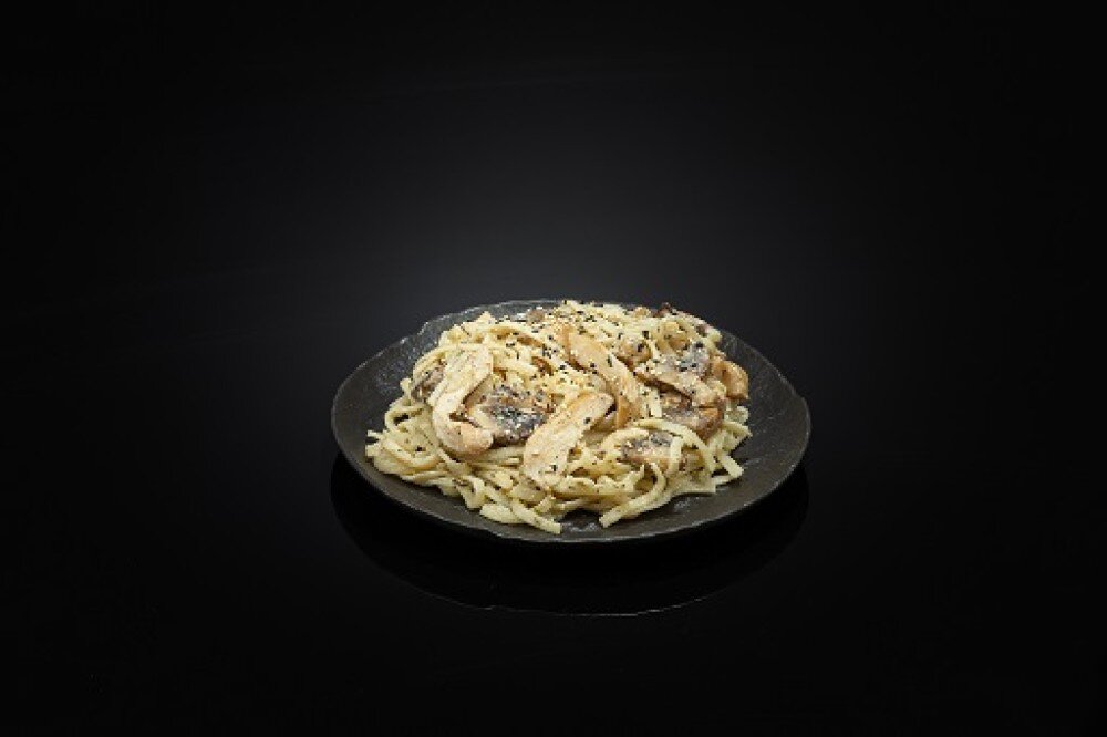 Удон с курицей и грибами в сливочном соусе