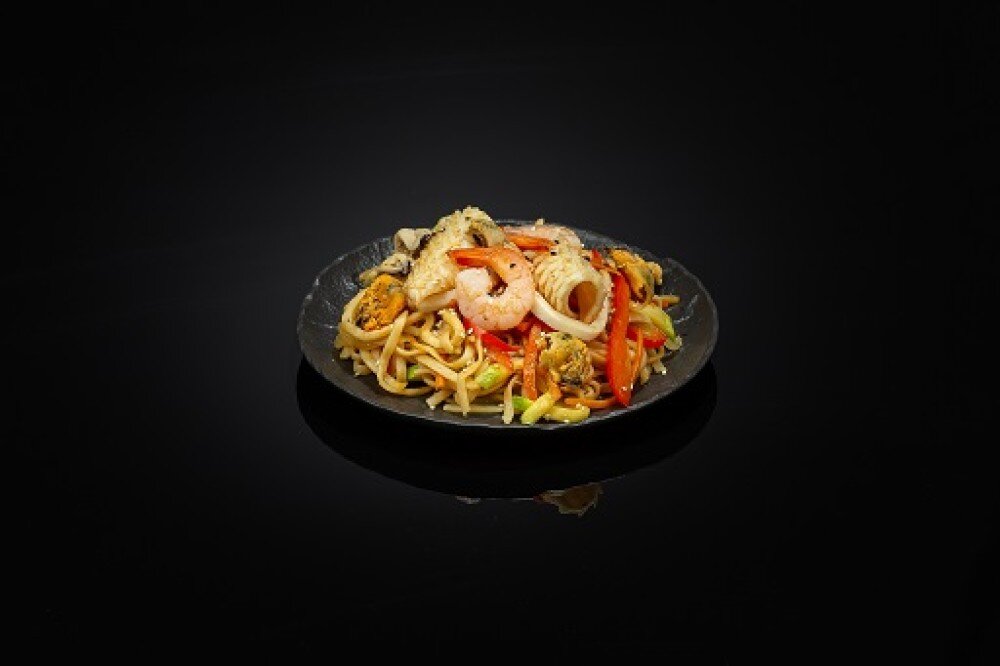 Удон с морепродуктами и овощами