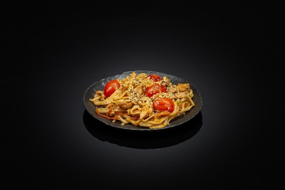 Лапша с курицей и томатами в соусе BBQ