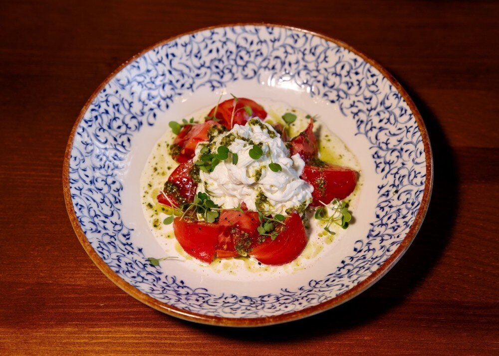 *Салат со страчетеллой и томатами