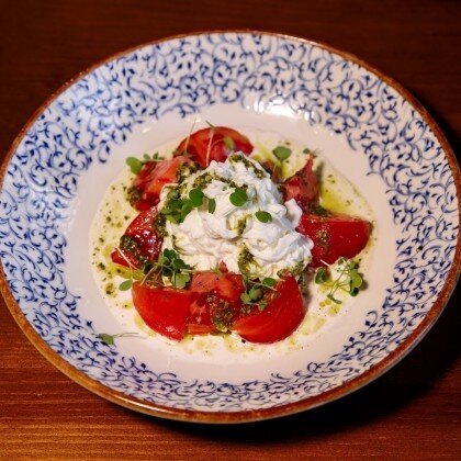 *Салат со страчетеллой и томатами