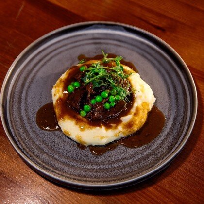 *Телятина с картофельным пюре и соусом Демиглас