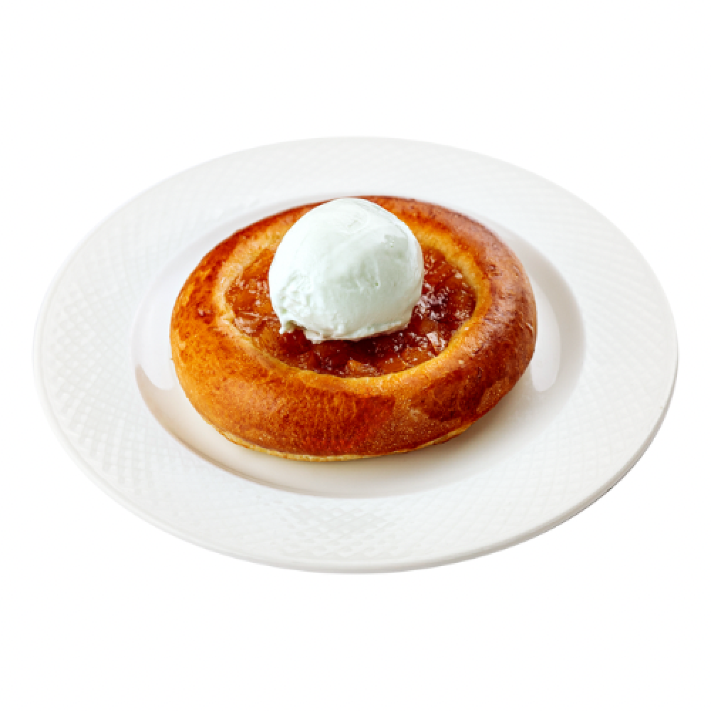 Плюшка с яблоком и мягким мороженым