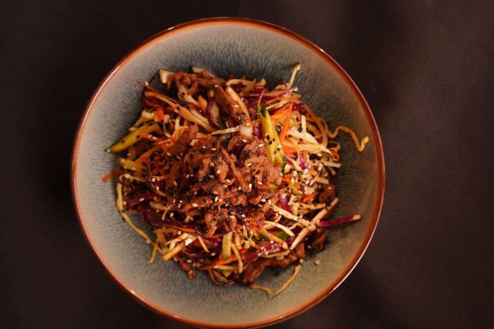 ХРУСТЯЩИЙ САЛАТ С МРАМОРНОЙ ГОВЯДИНОЙ 300 ГР