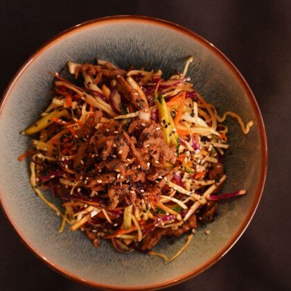 ХРУСТЯЩИЙ САЛАТ С МРАМОРНОЙ ГОВЯДИНОЙ 300 ГР