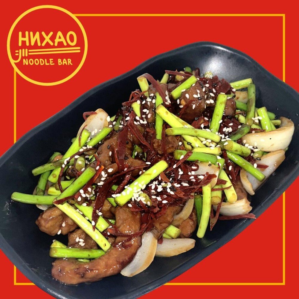 Свинина со стрелками чеснока