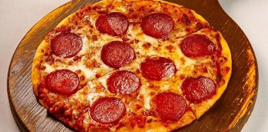 Пицца с колбаской и сулугуни