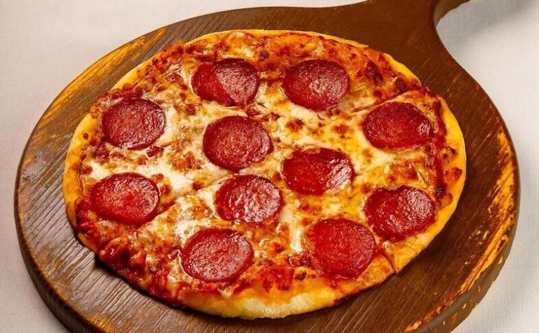 Пицца с колбаской и сулугуни