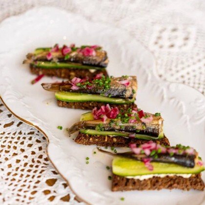 Ржаные гренки со шпротами