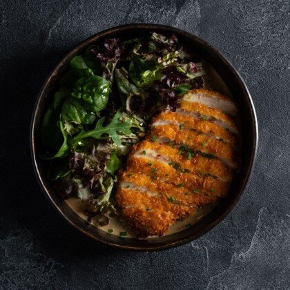Кацу из цыплёнка с кокосовым соусом и зелёным салатом