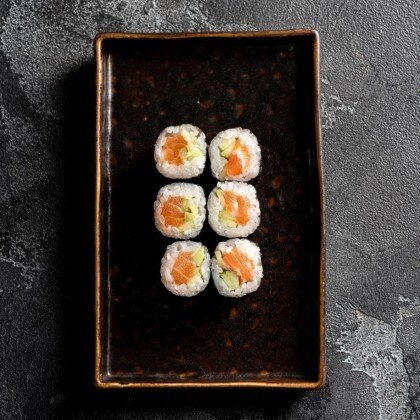 Маки ролл с лососем и огурцом