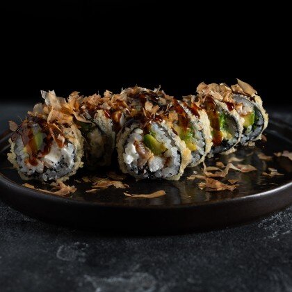 Горячий ролл с угрем, авокадо, сливочным сыром и стружкой тунца