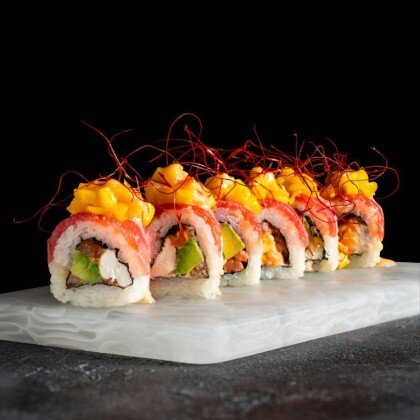 Ролл Никкей с тунцом и манго