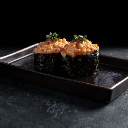 Острые суши лосось