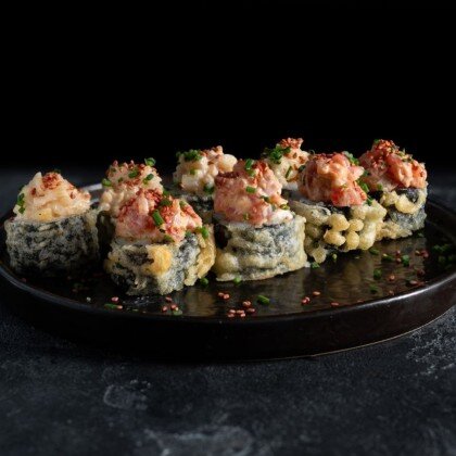 Горячий ролл с угрём, тунцом, гребешком и креветками