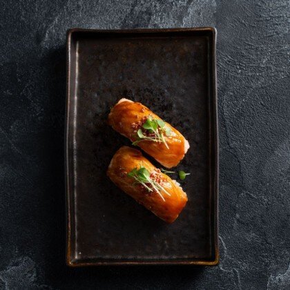 Опаленые суши лосось