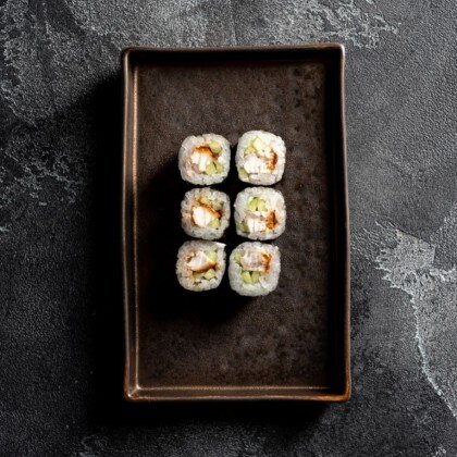 Маки ролл с угрем и огурцом