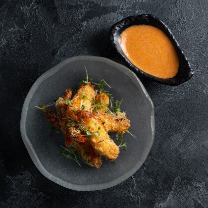 Креветки темпура в катаифе с соусом Том ям