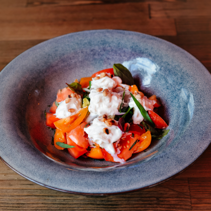 Салат томаты со страчателлой