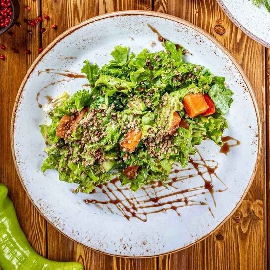 Микс салатов с слабосоленой семгой