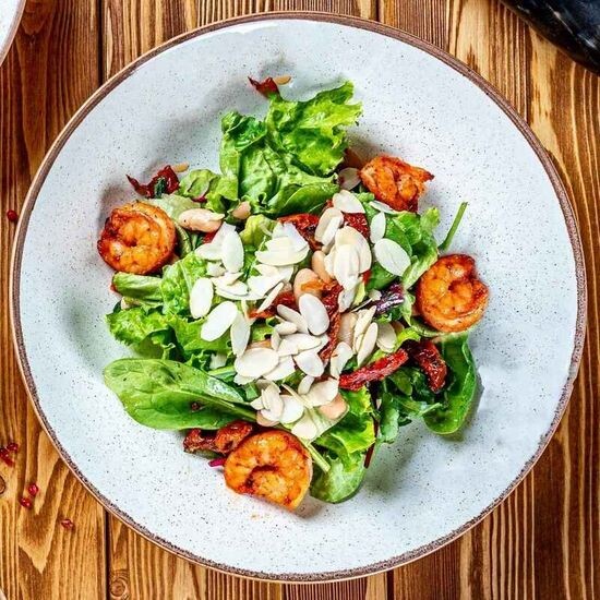 Салат из креветок с вялеными помидорами